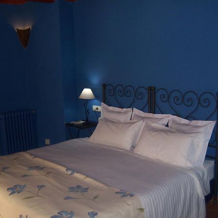Les Velles Escoles Hotel Les Irles Екстериор снимка