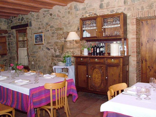 Les Velles Escoles Hotel Les Irles Екстериор снимка