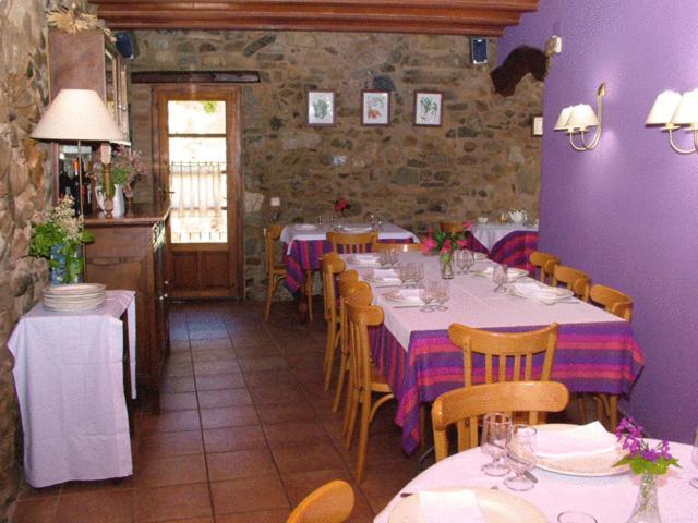 Les Velles Escoles Hotel Les Irles Екстериор снимка
