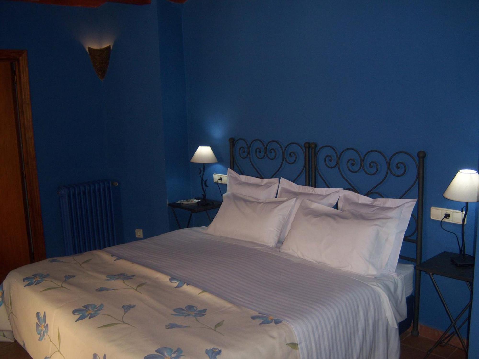 Les Velles Escoles Hotel Les Irles Екстериор снимка