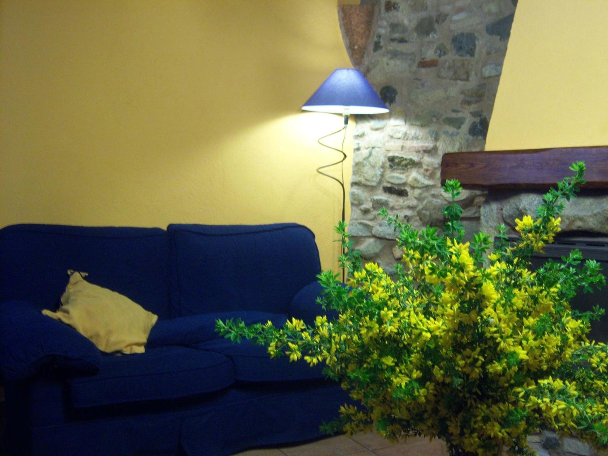 Les Velles Escoles Hotel Les Irles Екстериор снимка