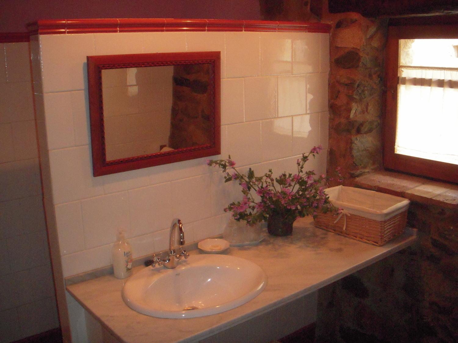 Les Velles Escoles Hotel Les Irles Екстериор снимка