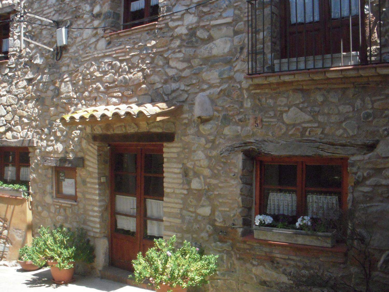 Les Velles Escoles Hotel Les Irles Екстериор снимка