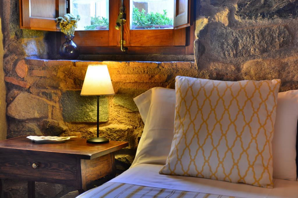 Les Velles Escoles Hotel Les Irles Екстериор снимка