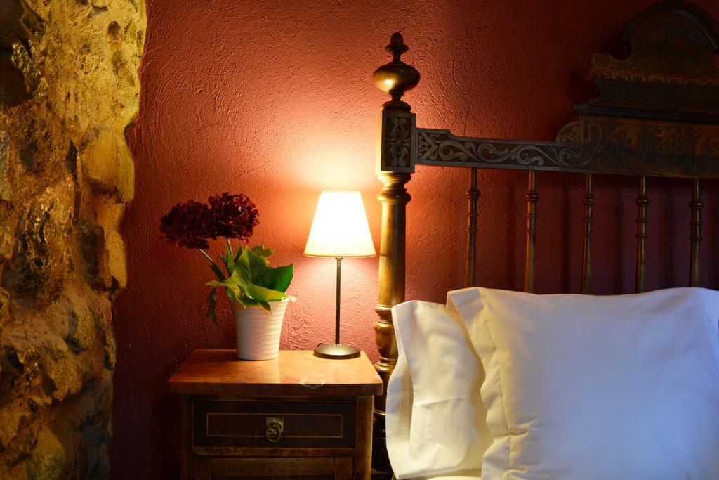 Les Velles Escoles Hotel Les Irles Екстериор снимка