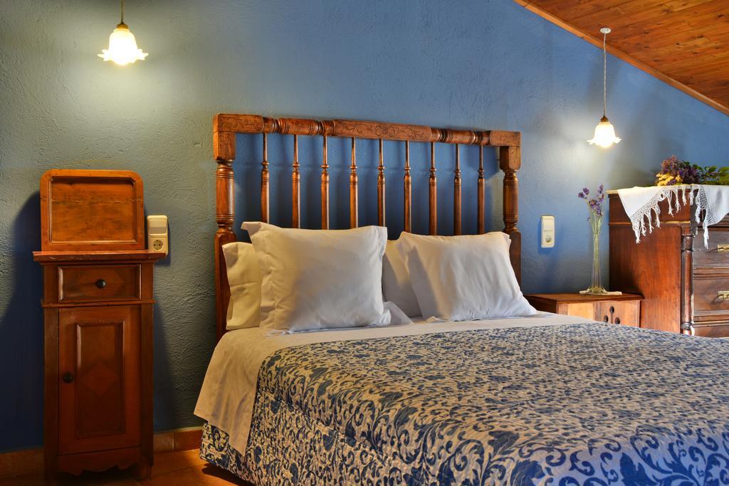 Les Velles Escoles Hotel Les Irles Екстериор снимка
