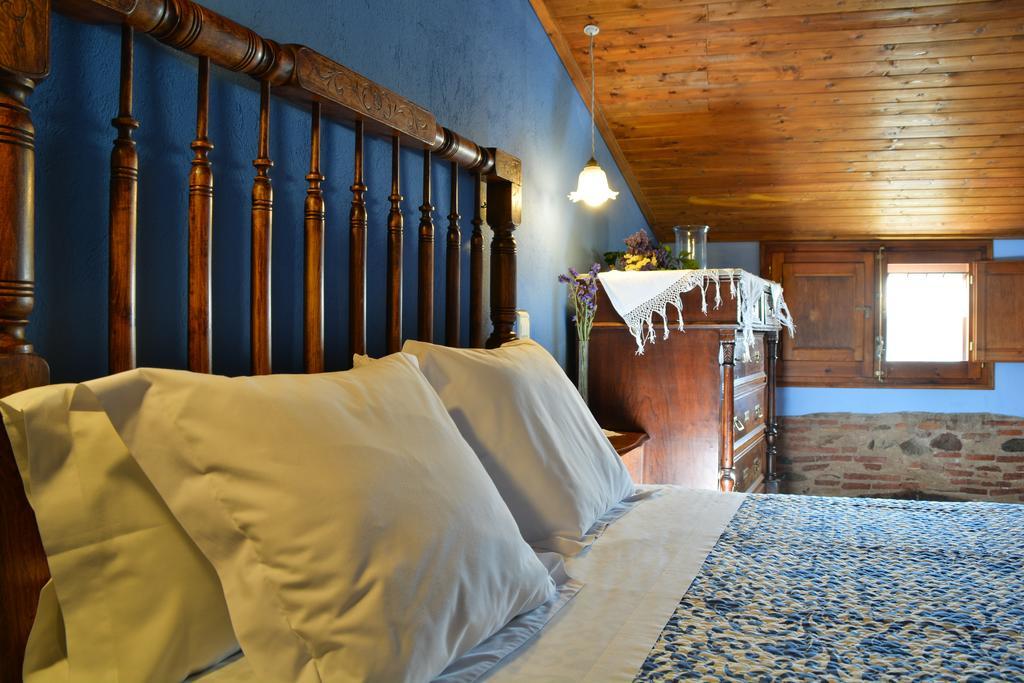 Les Velles Escoles Hotel Les Irles Екстериор снимка